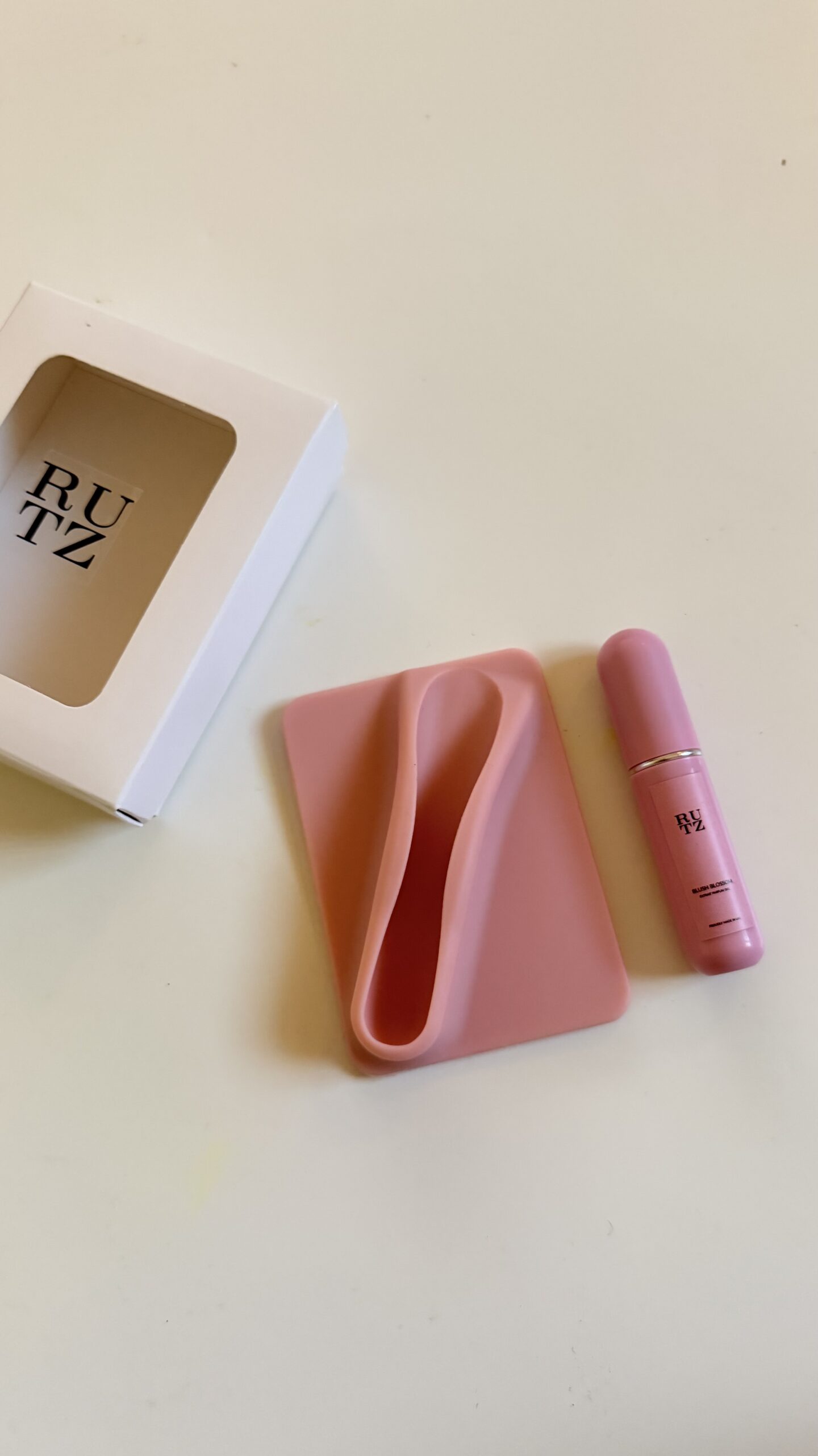 RUTZ Refillable Perfume Capsule (5ml prefilled )With Phone Attachment Edition